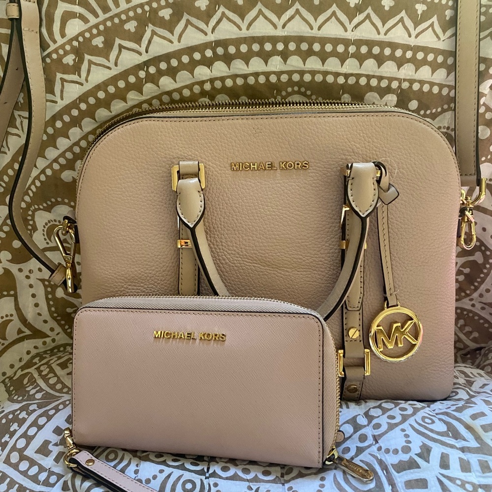 2pc Set Michael Kors Light Pink Satchel and Wallet Set
Light Pink EUC